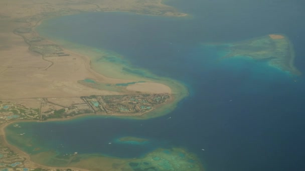 エジプトのフルガダにある紅海の休暇観光地の空中ビュー — ストック動画