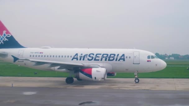 Belgrado Sérvia Maio 2019 Air Serbia Airbus Taxiando Pista Aeroporto — Vídeo de Stock