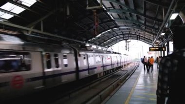 Yeni Delhi / Hindistan - 19 Eylül 2019: Delhi Metro sisteminin Kalkaji Mandir metro istasyonu