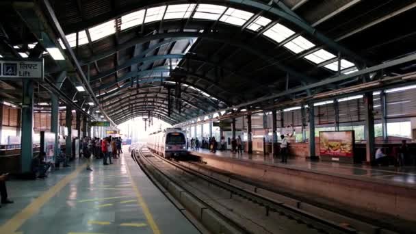 Nueva Delhi India Septiembre 2019 Tren Llega Estación Metro Kalkaji — Vídeo de stock