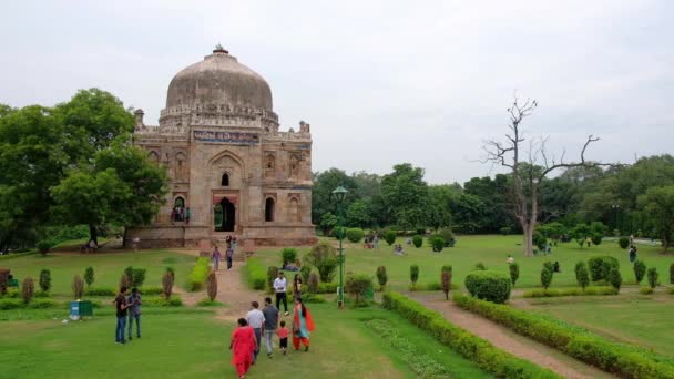 Делі Індія Вересня 2019 Люди Які Відвідують Гробницю Шиш Гумбада — стокове відео