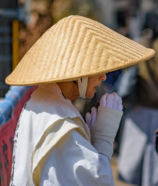 Budist keşiş Japonya, Kyoto 'daki bir Budist tapınağında dua ediyor.