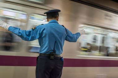 Tokyo / Japonya - 21 Nisan 2018: Tokyo Metro Subway, Japonya 'da çalışan Platform Görevlisi (Oshiya)
