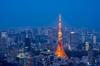 Tokyo / Japonya - 20 Nisan 2018: Tokyo Kulesi ve Tokyo şehir manzarası, Roppongi Hills Mori Kulesi manzarası