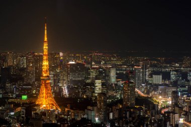 Tokyo / Japonya - 20 Nisan 2018: Tokyo Kulesi ve Tokyo şehir manzarası, Roppongi Hills Mori Kulesi manzarası