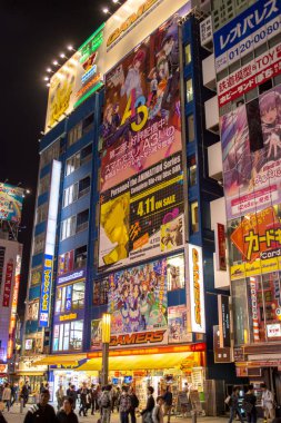 Tokyo / Japonya - 20 Nisan 2018: Tokyo 'da video oyunları, anime, manga ve bilgisayar ürünleri için alışveriş bölgesi Akihabara Elektrik Şehri Akihabara Denki Gai' nin neon ışıkları