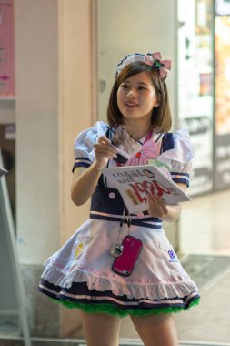 Tokyo / Japonya - 20 Nisan 2018: Tokyo, Japonya 'nın Akihabara bölgesindeki Maid Cafe' ye uğrayan çapkın Fransız hizmetçi kostümü giymiş genç bir kız