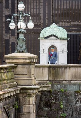 Tokyo / Japonya - 22 Nisan 2018: Tokyo 'daki İmparatorluk Sarayı girişini koruyan polis memuru