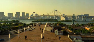 Tokyo / Japonya - 19 Nisan 2018: Aqua City Odaiba ve Tokyo siluetinin panoramik görüntüsü