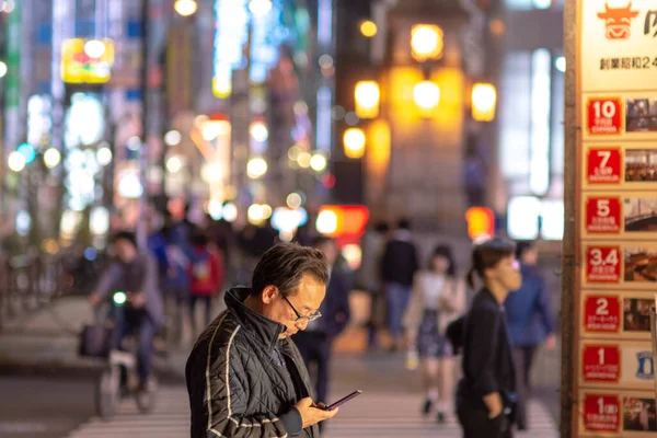 Τόκιο Ιαπωνία Απριλίου 2018 Μεσήλικας Κοιτάζει Κινητό Του Τηλέφωνο Θολή — Φωτογραφία Αρχείου