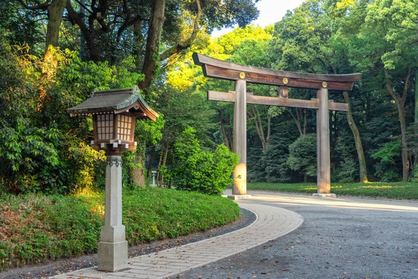 Torii kapısı Meiji Tapınağı 'na açılıyor. Meiji Tapınağı Meiji Jingu, İmparator Meiji ve eşi İmparatoriçe Shoken, Tokyo ve Japonya 'nın tanrılaştırılmış ruhlarına adanmış bir Shinto tapınağıdır.