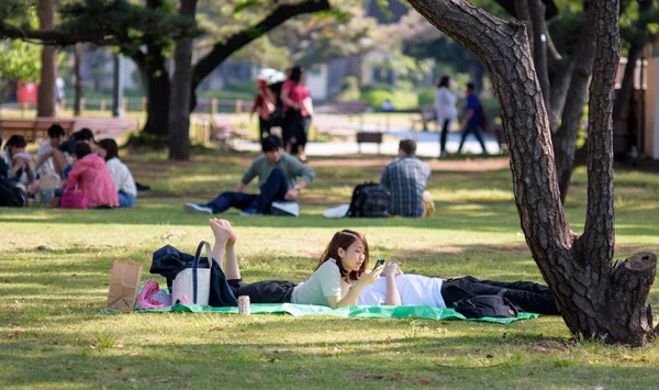 Tokyo Japan 2018 People Picnicking Enjoying Kokyogaien Park Tokyo Japan — 스톡 사진