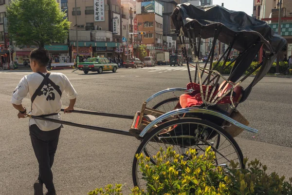 Τόκιο Ιαπωνία Απριλίου 2018 Εξολκέας Rickshaw Περιμένει Πελάτες Στο Κεντρικό — Φωτογραφία Αρχείου