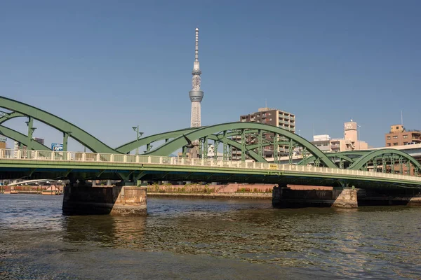 日本东京 2018年4月20日 以东京天树为背景的苏美达河和小林桥 — 图库照片