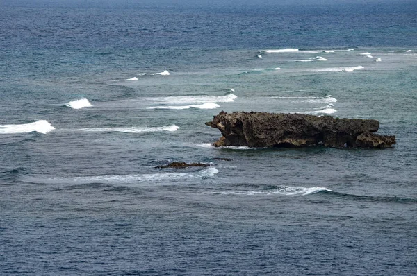 Mar Azul Formações Rochosas Vulcânicas Costa Ilha Okinawa Japão — Fotografia de Stock