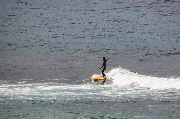 Okinawa Japan Februar 2018 Surfer Auf Den Wellen Des Ostchinesischen — Stockfoto