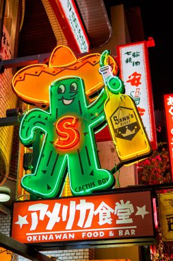 Naha, Okinawa / Japonya - 26 Şubat 2018: Naha, Okinawa, Japonya 'da Okinawa yiyecek ve barı reklamı