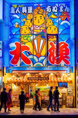 Naha, Okinawa / Japonya - 26 Şubat 2018: Okinawa, Japonya 'da popüler bir deniz ürünleri restoranının renkli neon mağazası