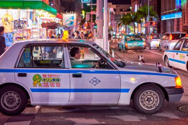 Naha, Okinawa Bölgesi / Japonya - 26 Şubat 2018: Naha, Okinawa, Japonya 'da yolcu bekleyen taksi şoförü