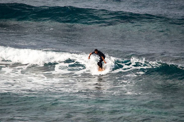 Okinawa Japón Febrero 2018 Surfista Que Monta Las Olas Del —  Fotos de Stock