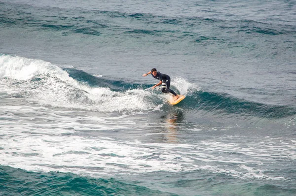 Okinawa Japón Febrero 2018 Surfista Que Monta Las Olas Del —  Fotos de Stock