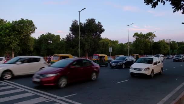 Delhi Índia Setembro 2019 Tráfego Histórica Avenida Rajpath Avenida Central — Vídeo de Stock