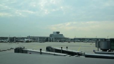 Frankfurt / Almanya - 26 Eylül 2017: Frankfurt Havalimanı (Flughafen Frankfurt am Main), Avrupa 'nın en büyük havayolu şirketi Lufthansa' nın ana havaalanlarından biridir.