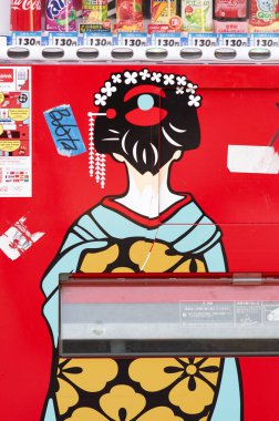 Kyoto / Japonya - 28 Nisan 2018: Japonya 'nın eski Gion mahallesinde geyşa tasvir eden havalı görünümlü otomat