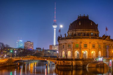 Berlin / Almanya - 13 Şubat 2017: Berlin 'deki Bode Müzesi' nin arka planda Berliner Fernsehturm TV kulesi ile gece görüntüsü