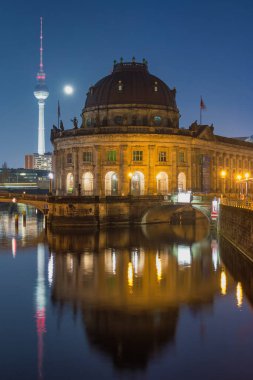 Berlin / Almanya - 13 Şubat 2017: Berlin 'deki Bode Müzesi' nin arka planda Berliner Fernsehturm TV kulesi ile gece görüntüsü