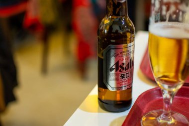 Berlin, Almanya - 8 Mart 2017: Asahi Super Dry bira Berlin, Almanya 'da bir barda servis edildi