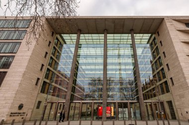 Berlin / Almanya - 10 Mart 2017: Berlin Zafer Sütunu Berlin, Almanya 'da resimlerle süslendi