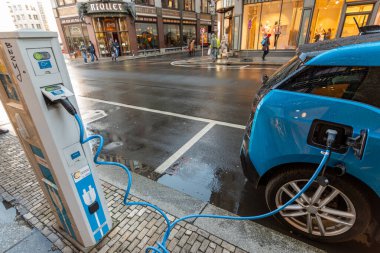 Leipzig / Almanya - 24 Şubat 2017: BMW i3 eDrive elektrikli araba E-İstasyonu, Almanya 'nın Leipzig kentindeki elektrikli araç şarj istasyonu