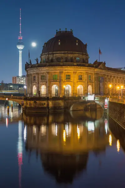 2017年2月13日 柏林博物馆的博德博物馆夜景 背景为柏林Fernsehturm电视塔 — 图库照片