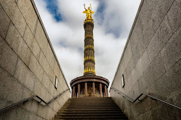 2017年3月10日 柏林胜利柱基地 装饰有德国柏林的绘画 — 图库照片