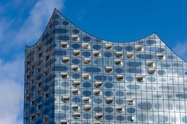 Hamburg / Almanya - 21 Şubat 2017: Elbe Nehri 'nin Grasbrook yarımadasındaki Hamburg, Almanya' nın HafenCity bölgesindeki New Elbphilharmonie Konser Salonu