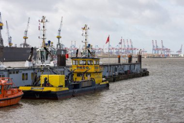 Hamburg / Almanya - 21 Şubat 2017: Hamburg, Almanya 'daki konteyner terminali