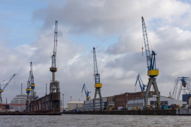 Hamburg / Almanya - 21 Şubat 2017: Hamburg, Almanya 'daki konteyner terminali