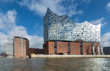 Hamburg / Almanya - 21 Şubat 2017: Elbe Nehri 'nin Grasbrook yarımadasındaki Hamburg, Almanya' nın HafenCity bölgesindeki New Elbphilharmonie Konser Salonu