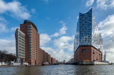 Hamburg / Almanya - 21 Şubat 2017: Elbe Nehri 'nin Grasbrook yarımadasındaki Hamburg, Almanya' nın HafenCity bölgesindeki New Elbphilharmonie Konser Salonu