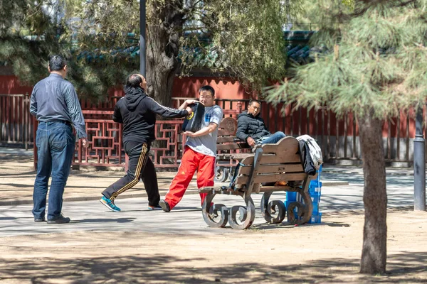 Pequim China Abril 2016 Pessoas Praticando Kung Ritan Park Pequim — Fotografia de Stock