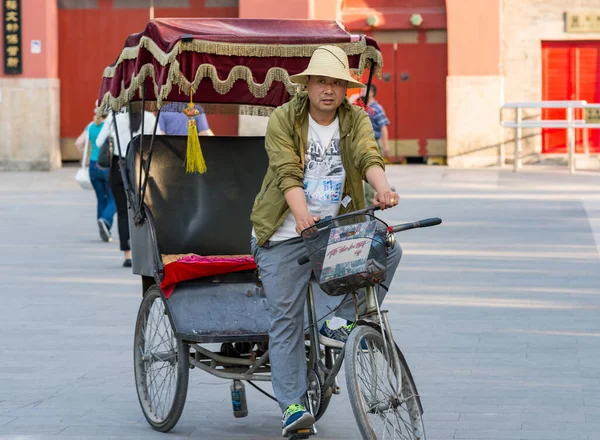 Pequim China Maio 2016 Motorista Riquixá Bicicleta Espera Clientes Pequim — Fotografia de Stock