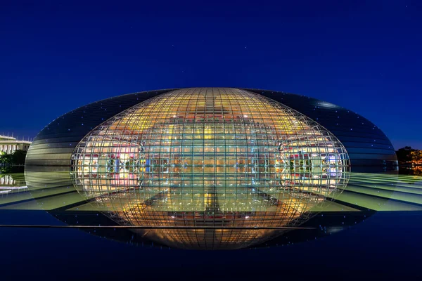 BEIJING, ÇİN - 12 Temmuz 2016: Ulusal Sahne Sanatları Merkezi Gece Pekin, Çin