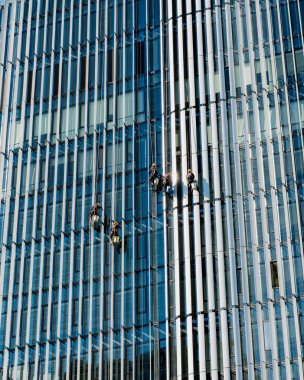 Çin 'in başkenti Pekin' de bir gökdelenin camlarını temizleyen işçiler