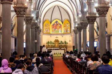 Pekin / Çin - 4 Ekim 2015: Mount Carmel Kilisesi 'nde Pazar ayini (Xizhimen Kilisesi), Pekin, Çin' deki Roma Katolik Kilisesi