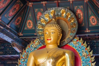 Pekin / Çin - 5 Ekim 2015: Badachu Parkı, Batı Tepeleri, Pekin, Çin 'deki Lingguang Budist Tapınağı' ndaki Sakyamuni Buddha Heykeli