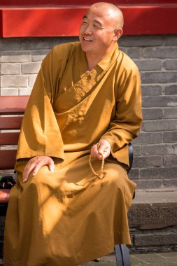 Pekin / Çin - 5 Ekim 2015: Çin 'in Pekin kentindeki Batı Tepelerindeki Budist manastırlarının Badachu kompleksinde Budist keşiş