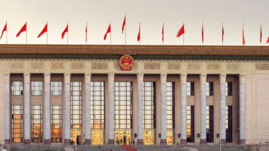 Pekin / Çin - 26 Kasım 2015: Ulusal Halk Kongresi 'nde kırmızı bayraklar, Çin Halk Cumhuriyeti' nin ulusal meclisi, dünyanın en büyük parlamentosu, 2 bin 980 üyesi.