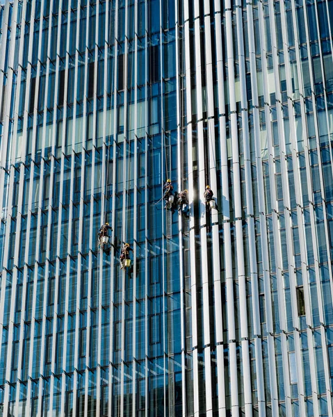 Trabalhadores Limpando Janelas Arranha Céu Pequim Capital China — Fotografia de Stock