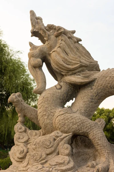 Sculpture Dragon Sculpté Dans Pierre Dans Parc Longtan Piscine Parc — Photo